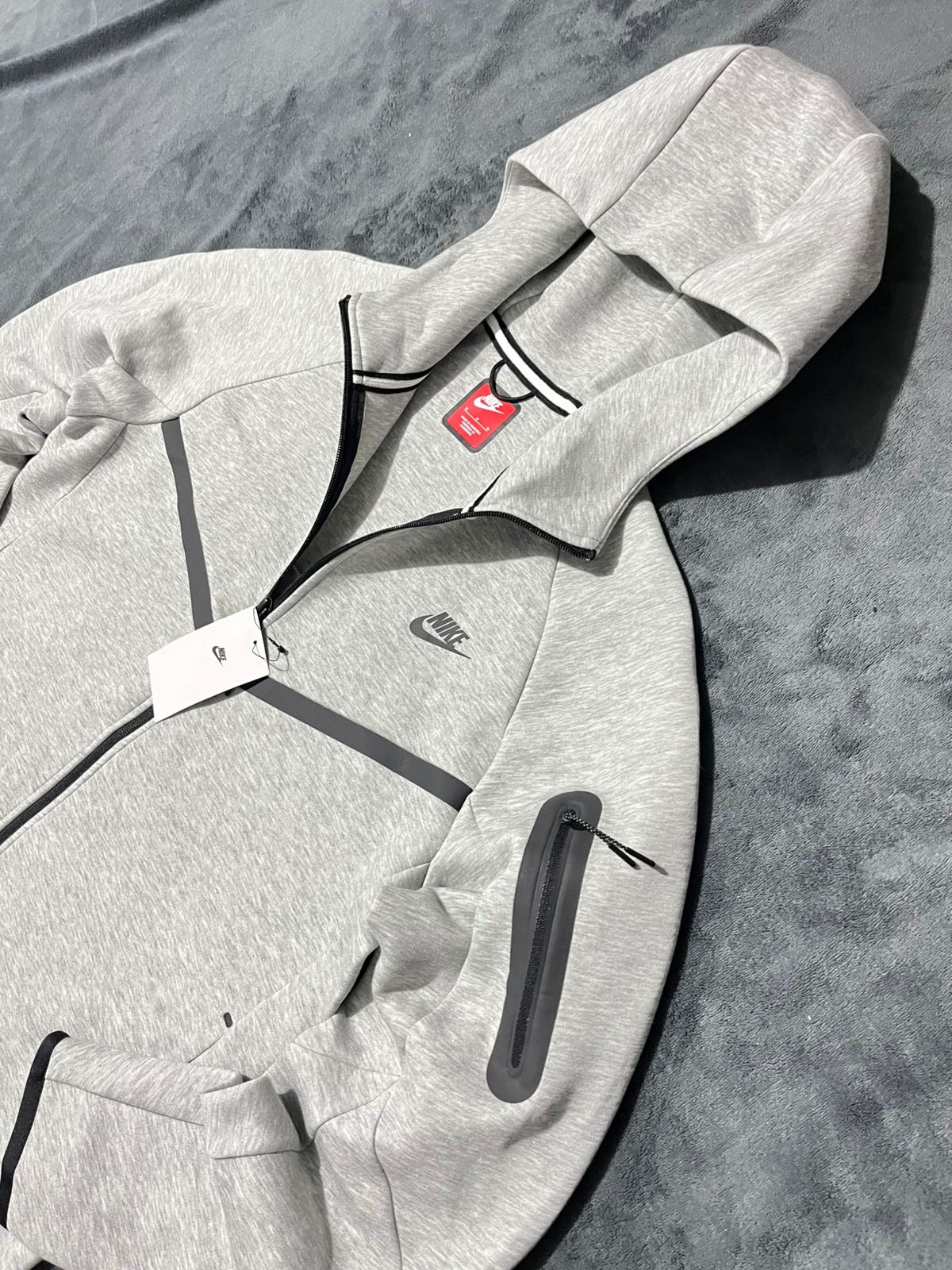 10 Pz Nike Tech Fleece Hoodie – Gris Premium