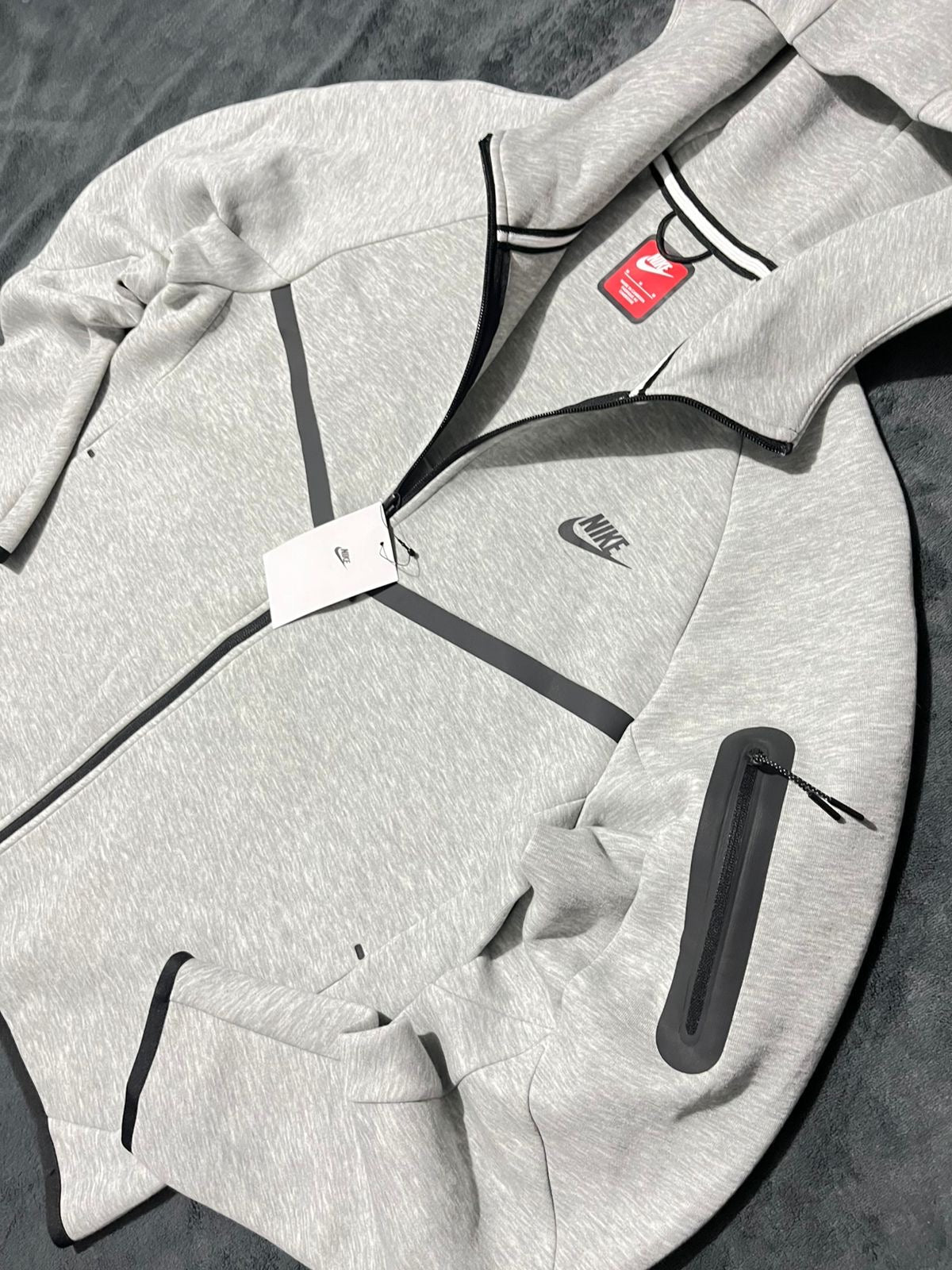 10 Pz Nike Tech Fleece Hoodie – Gris Premium